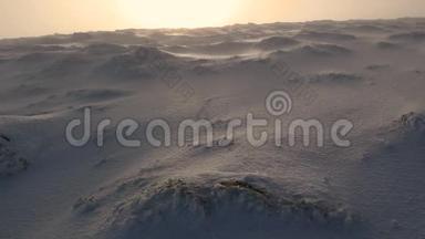 超现实景观，一个白雪覆盖的山坡，太阳辐射橙色的光和绿色苔藓显示在苏格兰，约