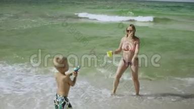 年轻的怀<strong>孕妈妈</strong>和她的儿子在海滩上玩和玩