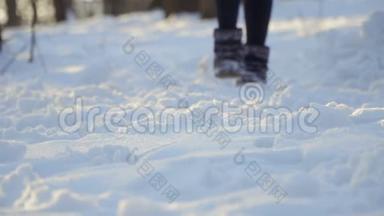 冬天穿靴子的女人在雪地上慢动作