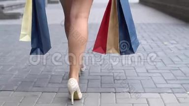 女孩在购物后带着不同颜色的包裹购物。 慢动作。 <strong>高清高清</strong>