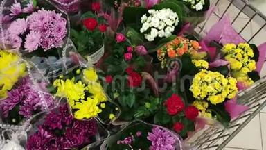 在超市里<strong>买</strong>花。 鲜花店里有许多红色、粉红色、黄色的花束。 很多<strong>五</strong>颜六色的花束