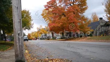 一个小镇，美国主街，秋天，十一月的下午，清脆