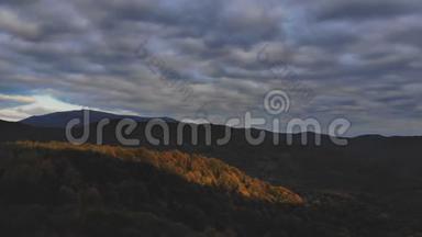在夕阳柔和的光线下，飞越秋天的山脉，森林、草地和山丘。 喀尔巴阡山脉，乌克兰，欧洲