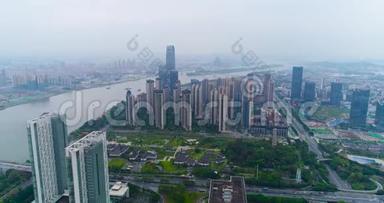 乘坐无人机飞越中国大城市瓜州上空，飞越江边的高楼大厦