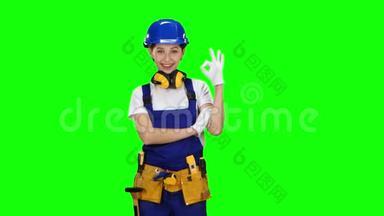 建筑工人女孩表现得很好。 绿色屏幕