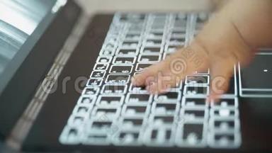 婴儿试图在现代电脑键盘上打字