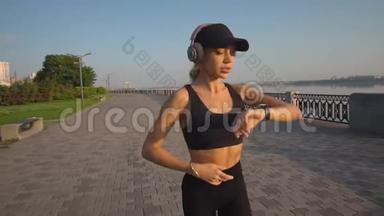 慢镜头拍摄，一个女人听音乐，<strong>跑到</strong>河边