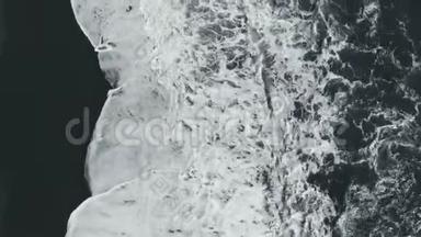 冰岛维克黑沙滩海浪冲击的空中镜头。