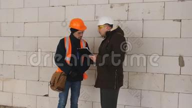 工程师检查施工现场冬季施工进度.. 工程师和工头谈话