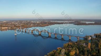 登尼普罗市第聂伯河上<strong>铁路大桥</strong>秋季景观鸟瞰图。