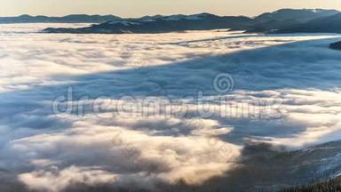 浓雾滚滚穿过喀尔巴阡山。 冬季景观。
