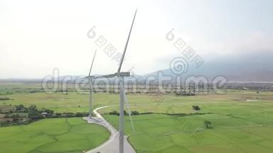 绿野空中景观风力发电机。 无人机观测风能站.. 替代自然资源和生态