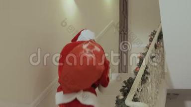 圣诞老人带着一大袋红色的礼物悄悄地溜进<strong>屋子</strong>