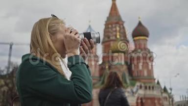 俄罗斯莫斯科红场的金发旅游记者摄影师