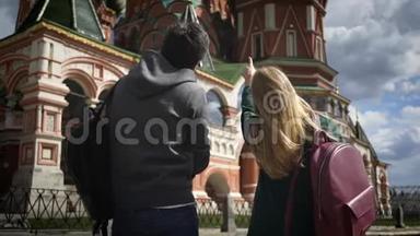 俄罗斯<strong>克里姆林</strong>宫附近拍摄莫斯科的年轻游客夫妇