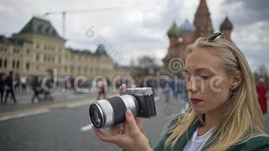 俄罗斯莫斯科红场女旅游记者摄影师