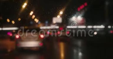 模糊的视频显示，在雨夜，汽车缓慢地向边界行驶