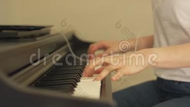 女手弹钢琴
