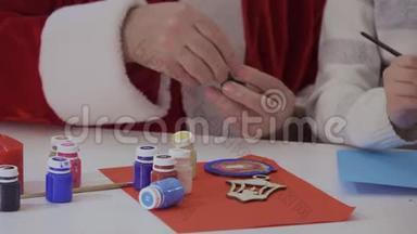 圣诞老人和小孩用丙烯酸<strong>涂料</strong>画画