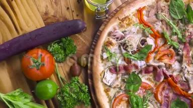 木制桌子背景上的热披萨和新鲜<strong>蔬菜</strong>。 食物背景。 意大利传统美食。 意大利顶级<strong>景观</strong>