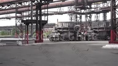 在冶金厂，<strong>大型</strong>金属货车在<strong>户外</strong>推车上移动。 库存录像。 钢铁厂及生产..