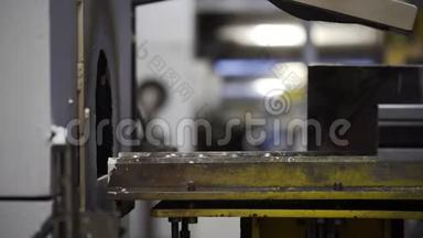 铝挤压生产线工厂。 生产复杂的轻质挤压铝金属型材