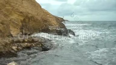 海浪拍打着岩石. 地中海上的风暴。 大海是绿松石