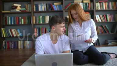 在笔记本电脑上学习的男女学生。 几个学生一起学习。 两个学生头脑风暴
