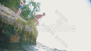 女孩从自然界的岩石中潜入水中，动作缓慢
