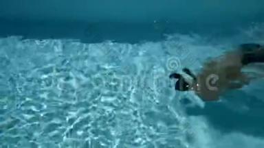 年轻的运动男子与色调的身体在水下游泳游泳池与水晶清澈的水。 热带地区的<strong>夏季</strong>