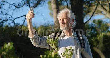 4k农村的老人用手机自拍