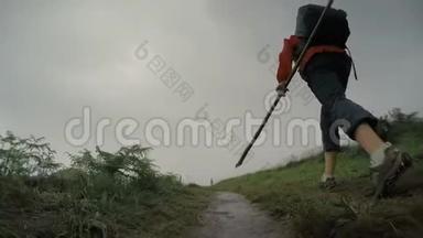 清教徒妇女走在卡米诺，这是<strong>雨</strong>季<strong>流行</strong>的徒步旅行路线