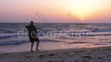 男子训练<strong>太极拳</strong>，在傍晚海边，日落时在户外训练