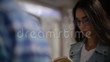 女孩在一辆<strong>经过</strong>地铁的<strong>火车</strong>后面读一本书，慢动作
