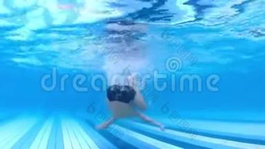 少年在游泳池里潜水和在水下<strong>翻滚</strong>