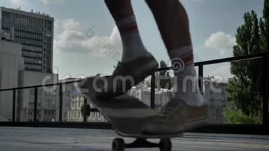 青少年<strong>滑板</strong>运动员的腿在夏季白天<strong>玩滑板</strong>，运动理念，都市理念
