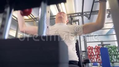 残疾人试图在健身房为他<strong>的</strong>健康做最好<strong>的事情</strong>。