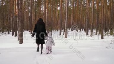 <strong>小女孩</strong>和妈妈在冬日的森林里<strong>奔跑</strong>，懒洋洋的