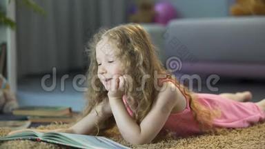 聪明的小女孩独自在家看最喜欢的书，快乐的童年