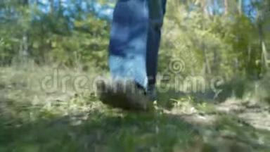 一个人在森林的道路上行走的脚底景色