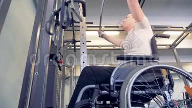 <strong>残疾人</strong>做上挡推力的技术。