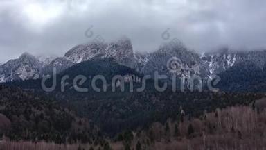 冬季的皮亚特拉克拉乌瑞山脉景色。 <strong>动态云云</strong>
