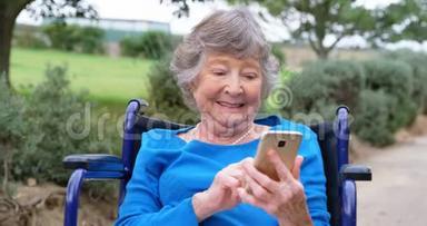 使用轮椅手机的老年妇女