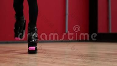 跳跃袋鼠跳跃的运动鞋特写。 女孩穿着漂亮的运动鞋很漂亮。 培训热量