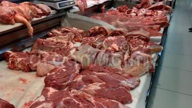 新鲜的生肉在市场的柜台里。 布彻店。 陈列柜上新鲜切好的牛肉或猪肉