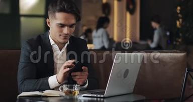 在咖啡馆工作的年轻商人。 使用智能手机和笔记本电脑的自由<strong>职业</strong>者。 成功的<strong>职业</strong>生涯，IT，自由<strong>职业</strong>者的概念。