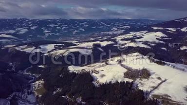 森林和山脉，远离大城市的房屋和道路.. 奥地利的冬天。