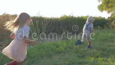 户外游戏，小男孩和小女孩在农村玩<strong>接球</strong>和背光跑步