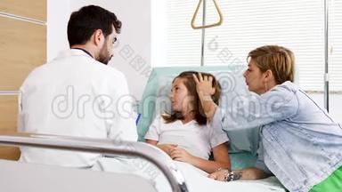 医生坐在医院的<strong>病床</strong>上询问少女的健康问题