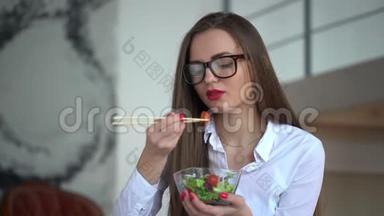优雅的女商人在她的工作场所<strong>吃</strong>午饭的4K<strong>视频</strong>。 在办公室<strong>吃</strong>蔬菜沙拉的女人。 4千克